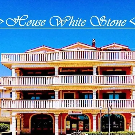 House White Stone Split Appartement