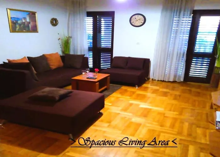 House White Stone Split Apartman *