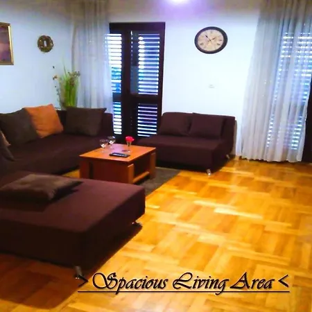 House White Stone Split Apartman *