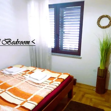 Apartman House White Stone Split *