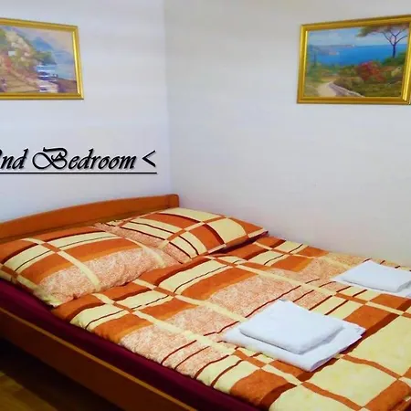 Apartman House White Stone Split