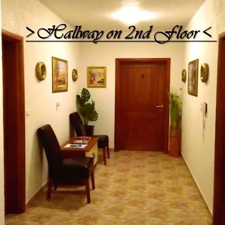 Apartman House White Stone Split