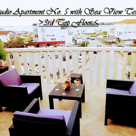 House White Stone Split Apartment *