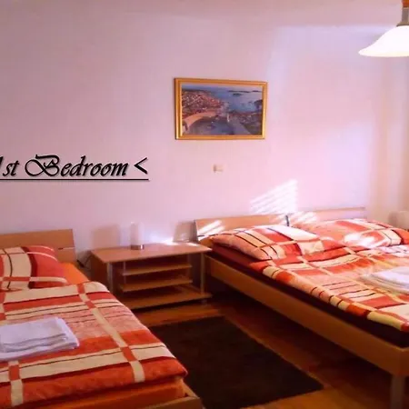 House White Stone Split Apartman