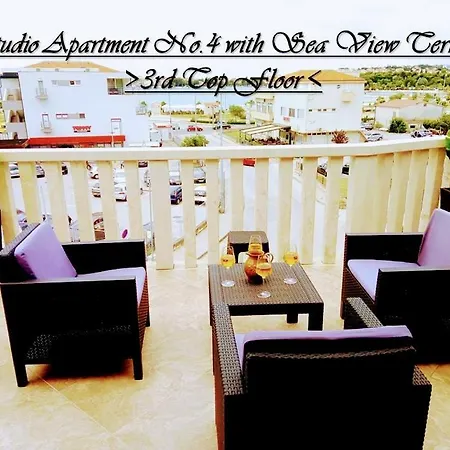 House White Stone Split Apartment *