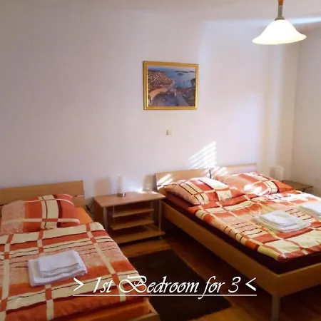 House White Stone Split Apartman