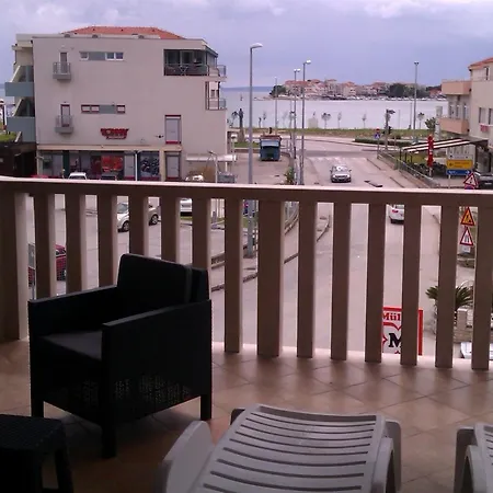 Apartman House White Stone Split