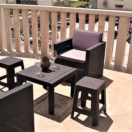 House White Stone Split Apartman *