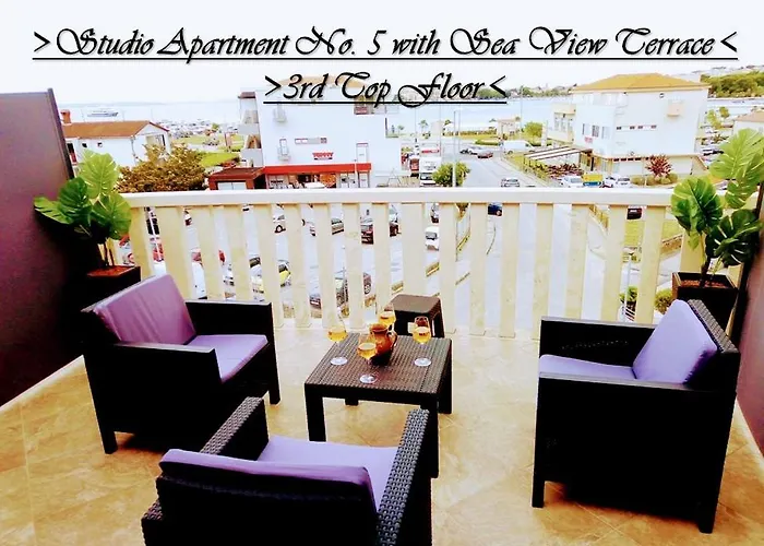 House White Stone Split Apartment *